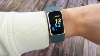 Fitbit Charge 5 runt en persons handled.