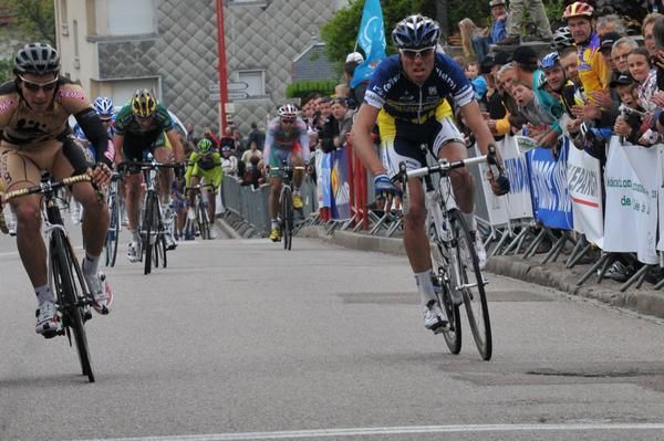 Fabio Felline (Footon-Servetto) and Matteo Carrara (Vacansoleil) come to the finish line of stage two