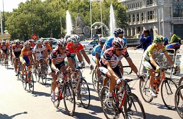 The peloton in the streets of Madrid