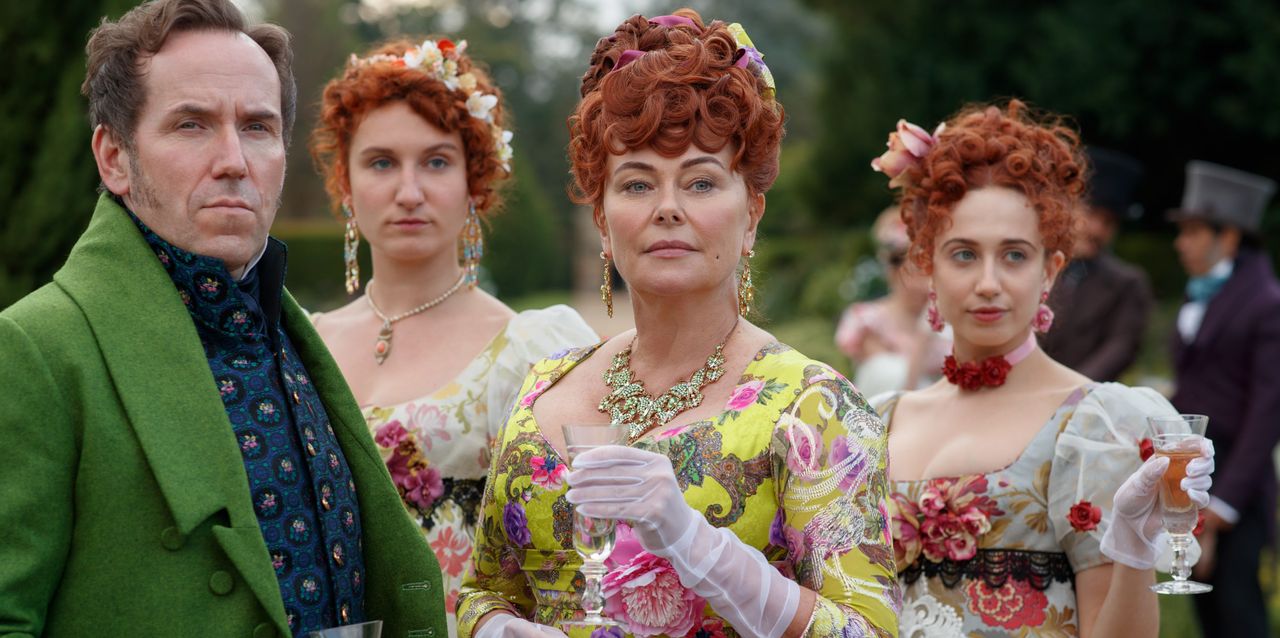 BRIDGERTON (L to R) BEN MILLER as LORD FEATHERINGTON, BESSIE CARTER as PRUDENCE FEATHERINGTON, POLLY WALKER as PORTIA FEATHERINGTON and HARRIET CAINS as PHILLIPA FEATHERINGTON in episode 106 of BRIDGERTON