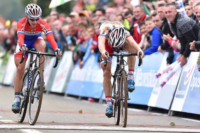 A close sprint between Kevin Pauwels and Lars van der Haar