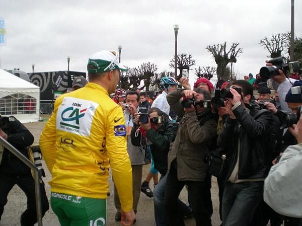 Big media attention around Thor Hushovd at the false start of Amilly.