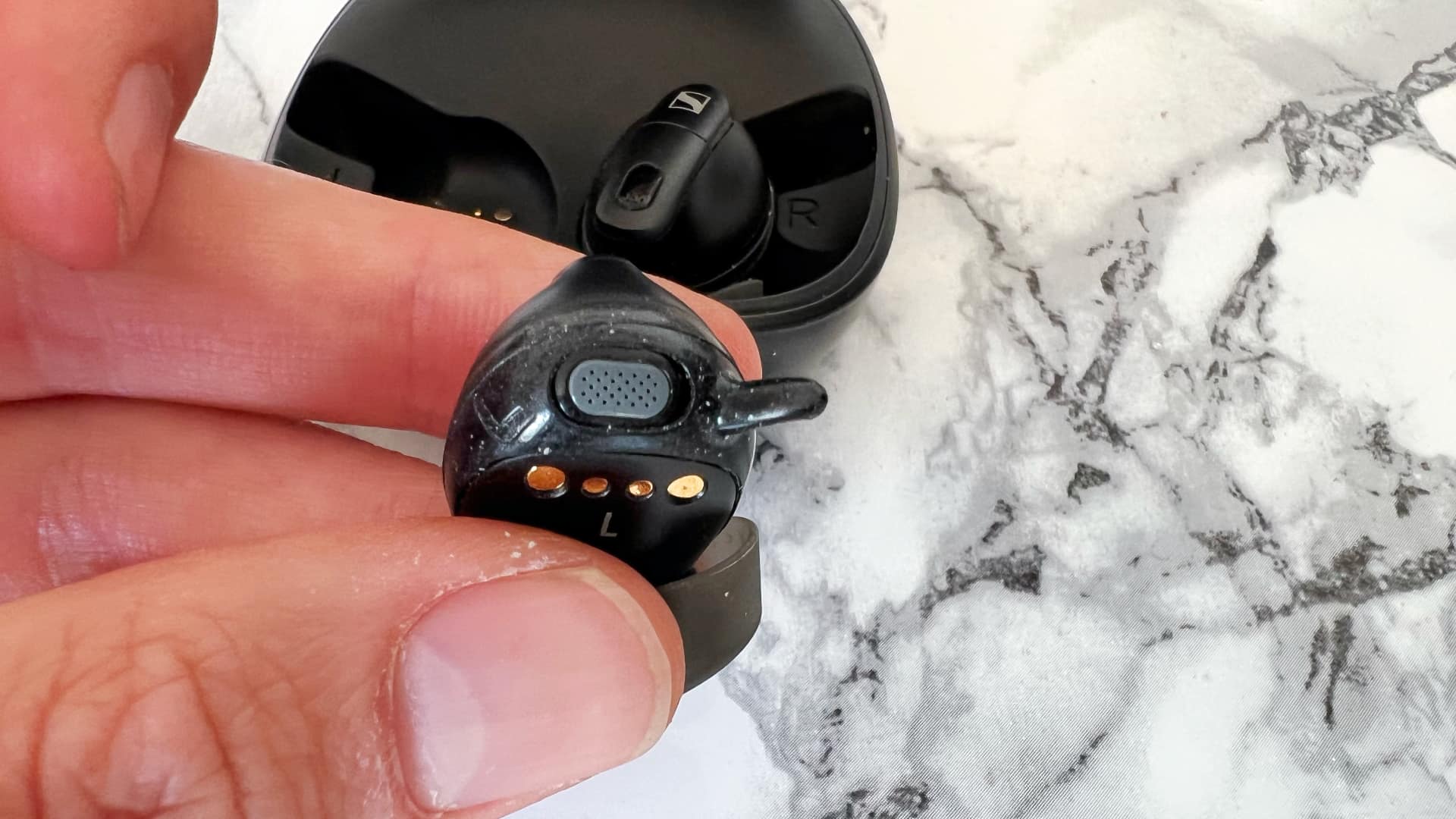 Sennheiser Conversation Clear Plus på marmorerat bord