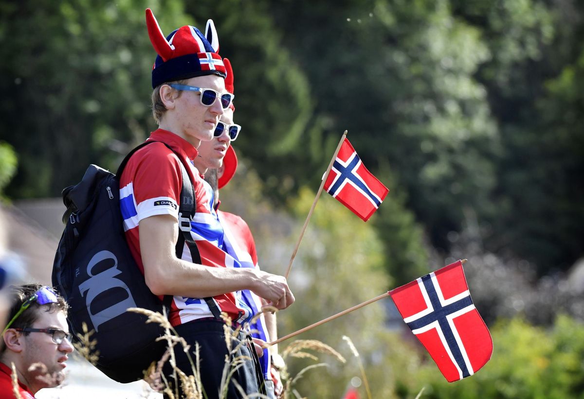 Norwegian fans enjoy the men's road race