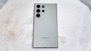 Samsung Galaxy S24 Ultra valkoisella alustalla