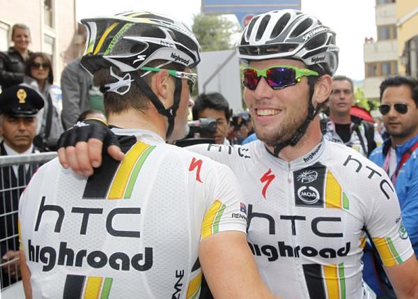 Mark Cavendish (HTC-Highroad) gives a teammate a hug