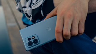 El Motorola Edge 40 Pro en color azul en una mano