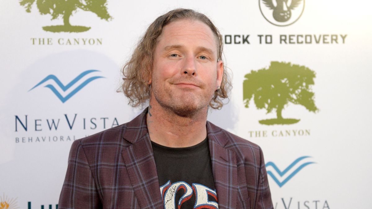 Corey Taylor unmasked in 2017