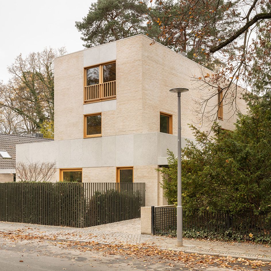 Berlin house by OSullivan Skoufoglou seen from the street