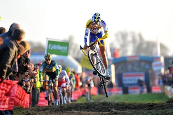 Tom Meeusen thrilled the crowd with a BMX-style bunny hop of a culvert