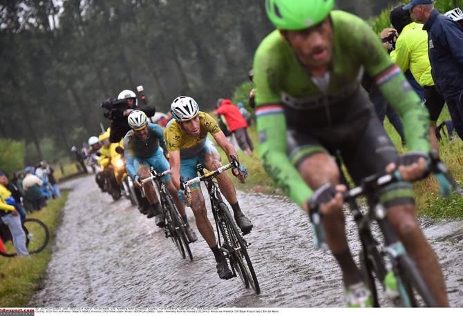 Vincenzo Nibali chases Lars Boom