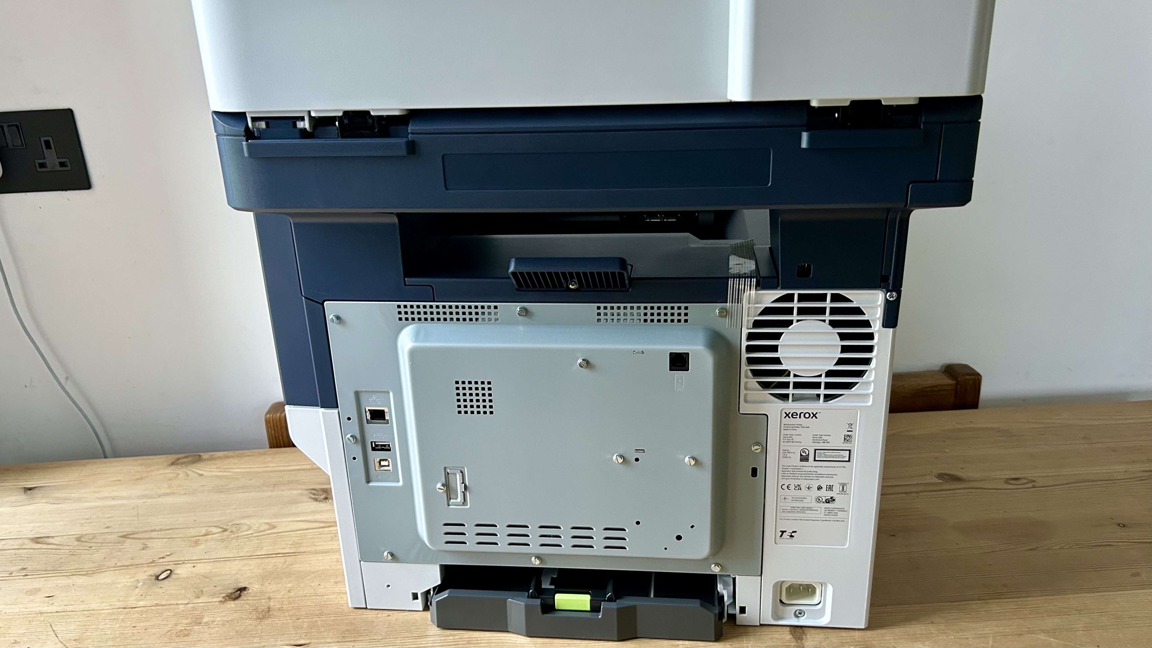 Impressora a laser Xerox C325 em um escritório doméstico em nossos testes