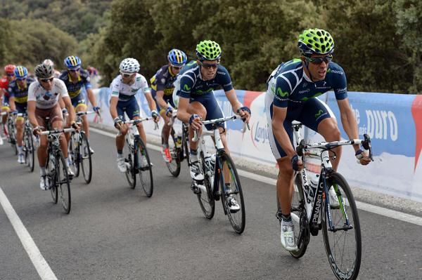 The Movistar team goes full gas to the finish
