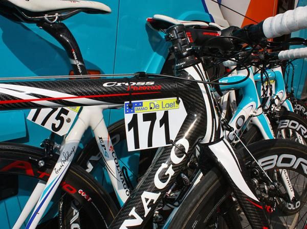 The FSA stem is angled aggressively downwards to make up for the steerer-mounted housing stop.