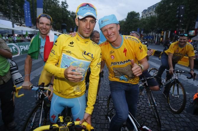 Vincenzo Nibali has a champagne with team boss Alexandre Vinokourov