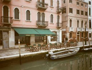 Vino Vero, a Venice bar serving traditional aperitivo on the canal