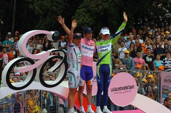 Di Luca, Menchov and Pellizotti (L-R) wave to the tifosi in Rome.