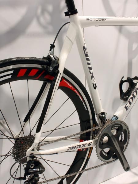 Carbon stays help smooth out road imperfections.