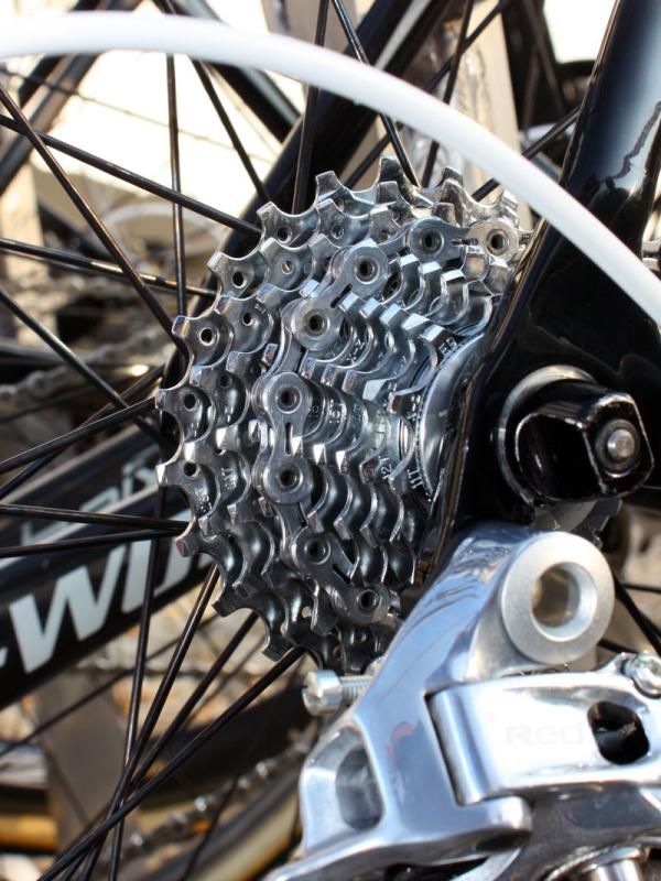 Baden Cooke (Saxo Bank) was running an unmarked chain in today's race. Looks to us to be some other SRAM chain prototype with carved-out inner as well as outer links.