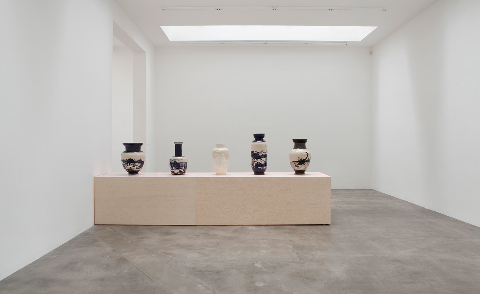 Ceramic pots that mimic the grains of plywood.