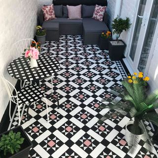 courtyard with patio and plants
