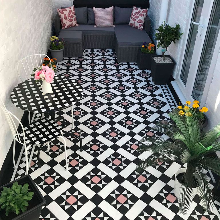DIY stencilled concrete patio totally transforms this outdoor space