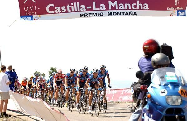 Liberty Seguros leads the bunch over the first climb of the day
