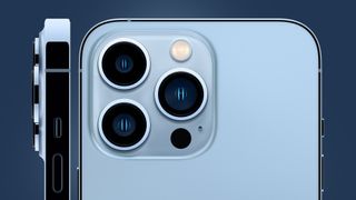 De cameramodule van de iPhone 13 Pro op een blauwe achtergrond