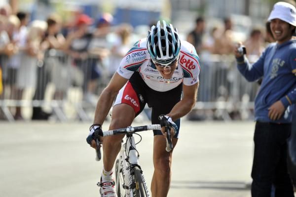 Philippe Gilbert gives it his all in his attempt to bridge across to Vinokourov and Kolobnev in the closing kilometres.