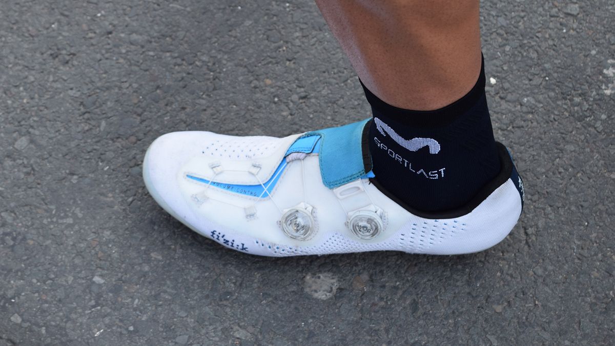Movistar have given their riders speciali editions of the Fizik R1 Infinito Knit shoes