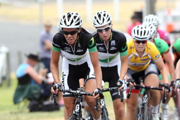 Jessie Maclean leads Melissa Hoskins (GreenEDGE), who was marked by Chloe Hosking (Total Rush)