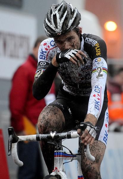 Niels Albert flatted out of the lead.