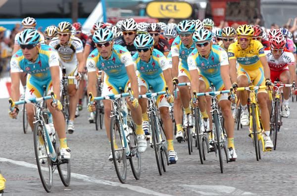 Astana leads the maillot jaune onto the finishing circuit in Paris.
