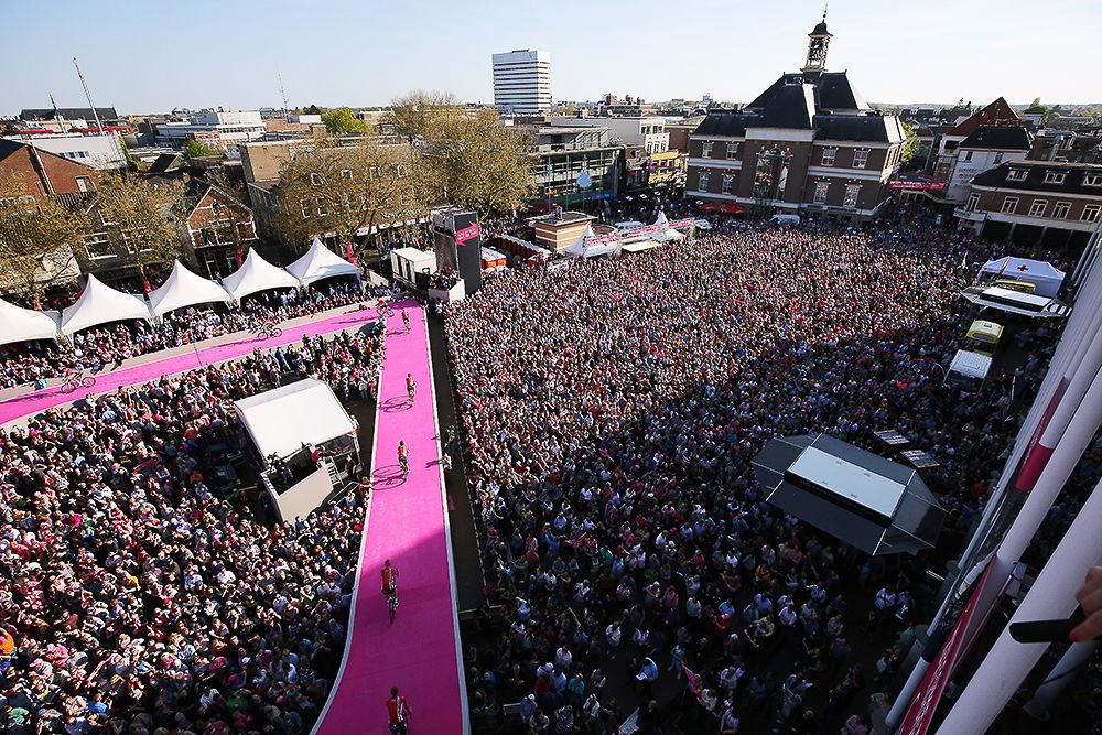 A huge crowd turned out for the 2016 Giro d'Italia teams presentation on May 5 in Apeldoorn.