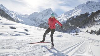 一个女人在阿尔卑斯山越野滑雪