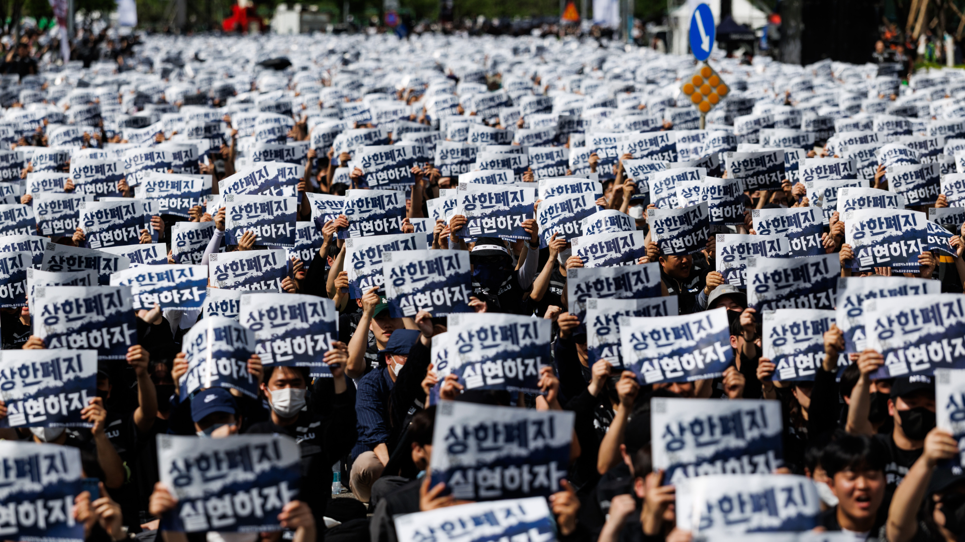 More than 30,000 Samsung union members take to the streets to demand an average bonus of $400,000 per worker — May 21 strike date looms, union points to rival SK hynix granting higher bonuses to its employees