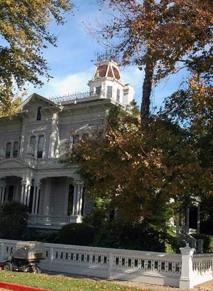 The opening laps will pass the McHenry Mansion and Museum before heading towards the Modesto Arch.