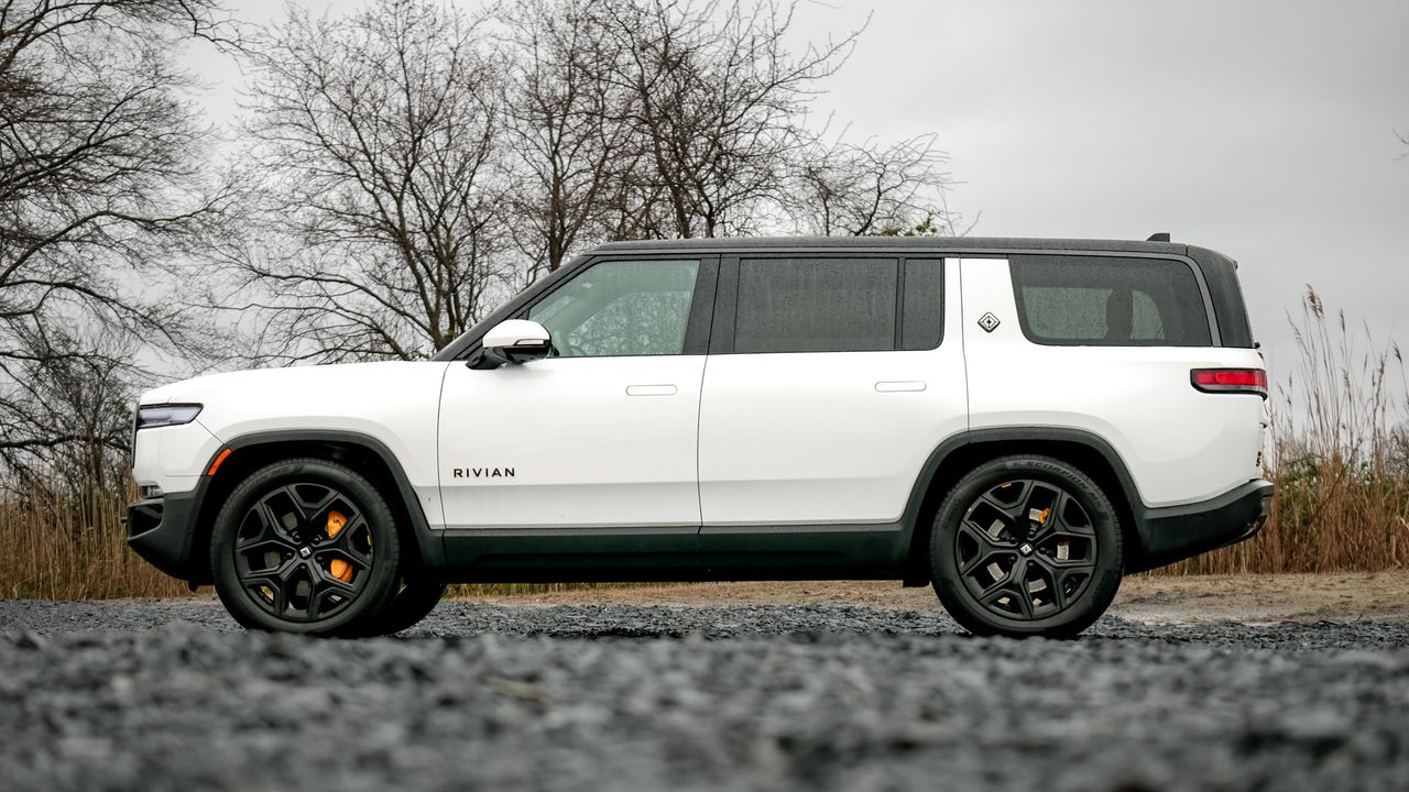 2025 Rivian R1S Tri-Motor test drive review.