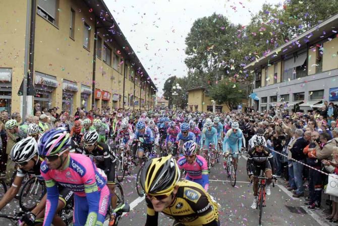 The peloton leaves Settimo Milanese at the start of the 2013 Milano-Torino.
