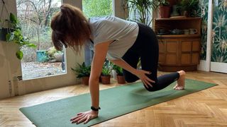 Kerry Law doing bear knee taps at home as one of the three core exercises