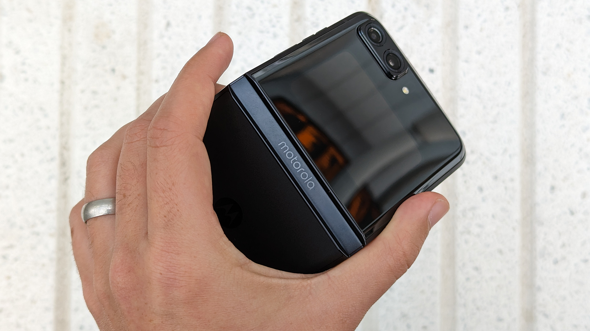 Motorola Razr 2022 -puhelin henkilön kädessä