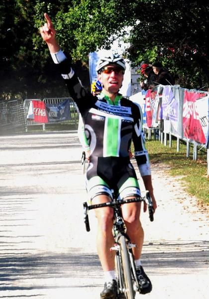 Jeremy Powers (Cannondale/Cyclocrossworld.com) had to battle his own teammates for the win.