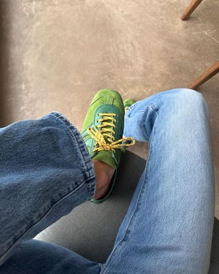 @smythsisters wearing green trainers and jeans