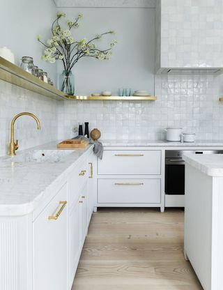 White kitchen with curved kitchen island