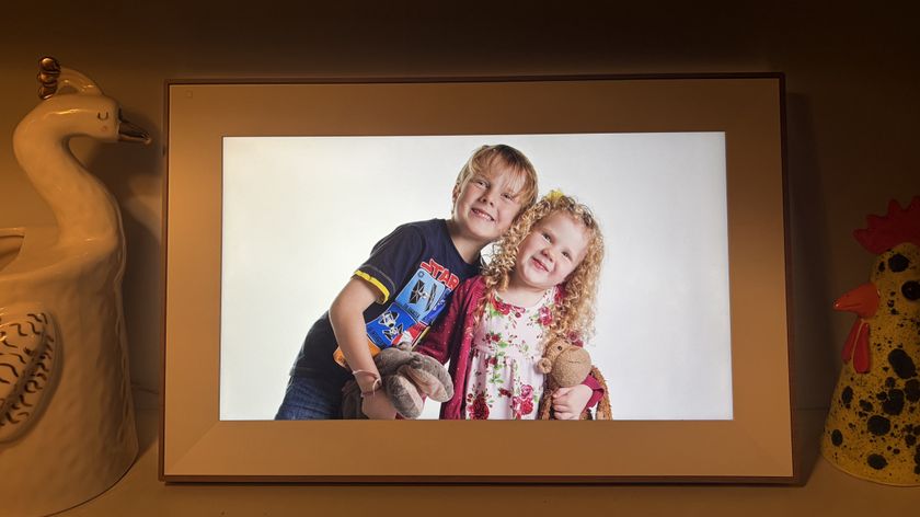 Pexar Starlight digital photo frame showing two children
