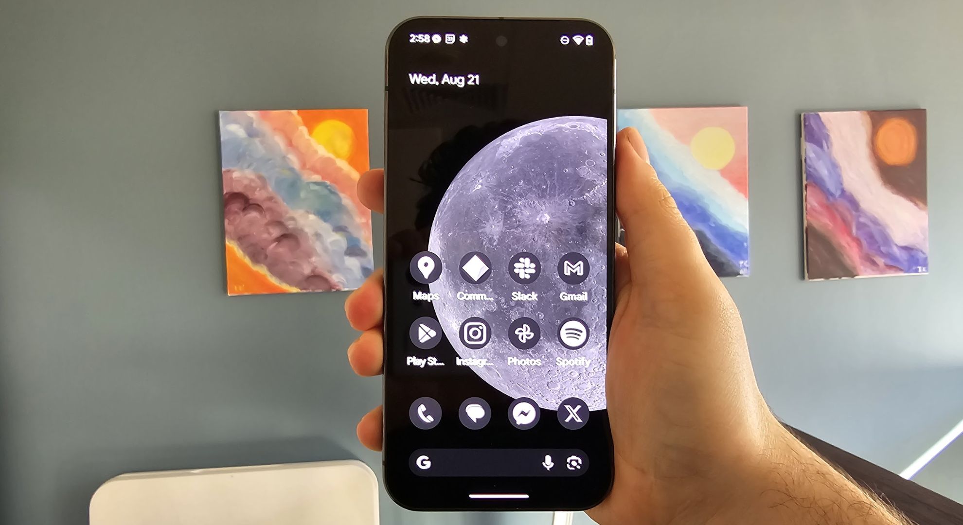 Tangan yang memegang Google Pixel 9 Pro XL