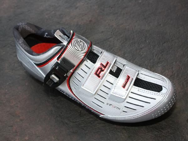 The unique Derby-style construction splits the upper through its entire length to accommodate a wider range of foot shapes and sizes