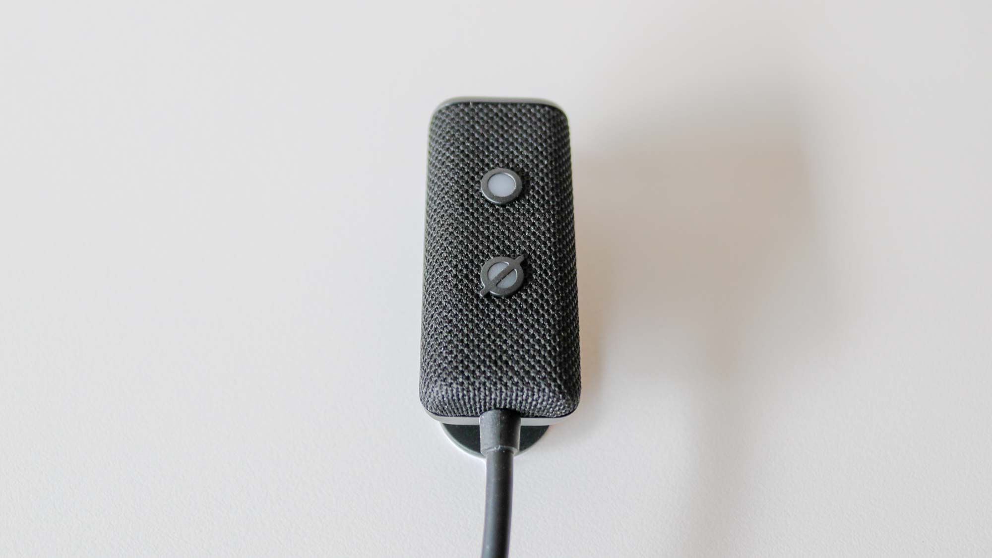 Una imagen del micrófono del Echo Auto (2.ª generación)