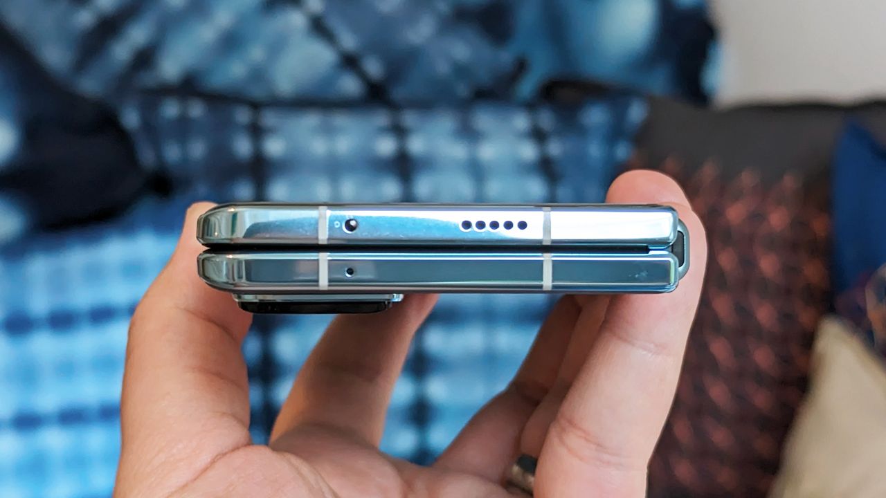 Honor Magic Vs review closed top