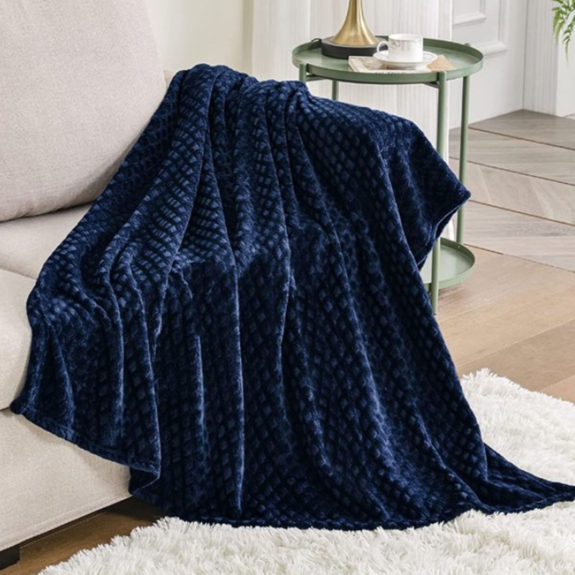 Lemparan biru tua di atas sofa putih